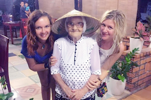 Tôi vô cùng sửng sốt, không thốt nên lời, cụ sinh năm 1928, trong thời kỳ Chiến tranh vệ quốc vĩ đại (1941-1945), cụ làm nghề nông ở Orenburg, lấy chồng là quân nhân.