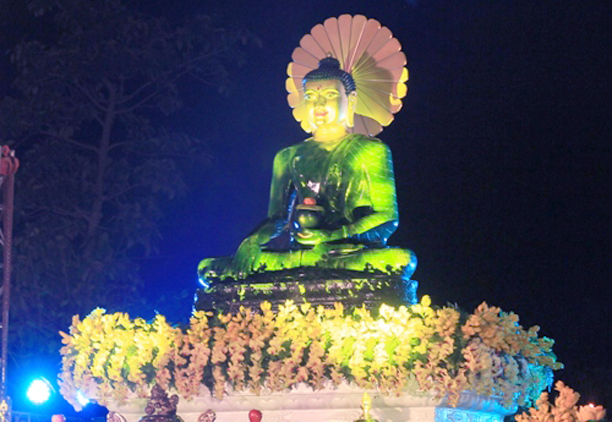 Trước khi được cung nghinh về ngôi chùa tại Australia an vị, pho tượng Phật ngọc hòa bình thế giới bằng đá quý nặng 4 tấn, đã ghé thăm thành phố Cảng.