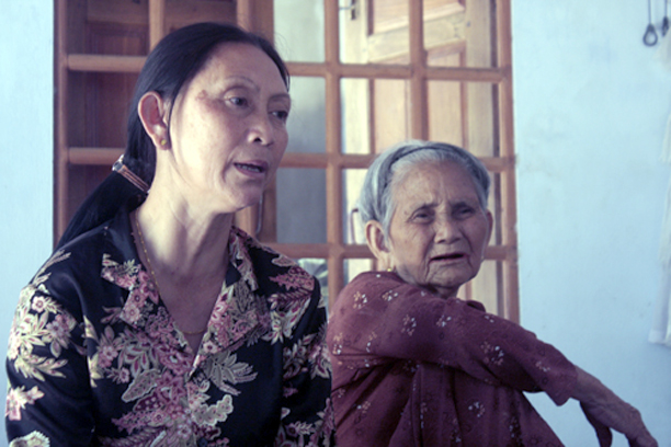 Chị Bậu kể, trong lần đi buôn, bị một phụ nữ thôi miên rồi đưa qua Trung Quốc bán làm vợ một thanh niên trẻ tuổi. May mắn, chị gặp được người chồng thương yêu vợ nhưng phải mất 22 năm mới có cơ hội tìm về quê.