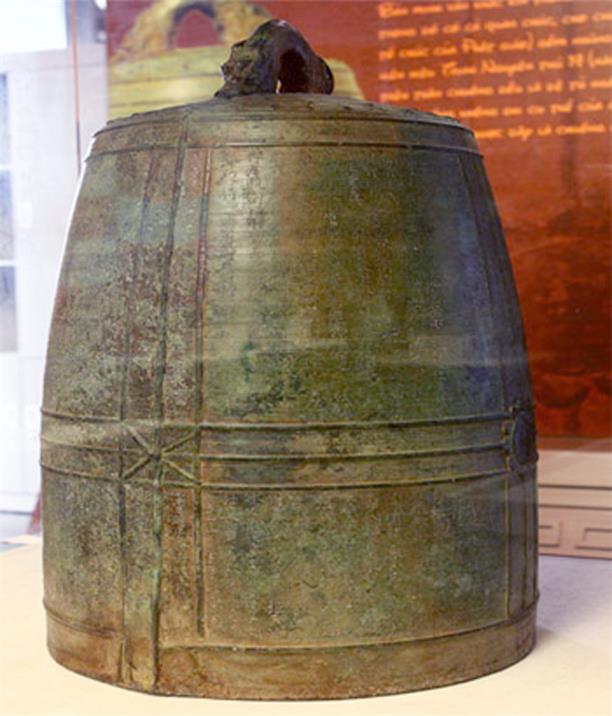 Trên thân chiếc chuông đồng cổ nhất Việt Nam có nhắc đến nhiều địa danh và chức tước, là tư liệu quý hé lộ bức tranh lịch sử xã hội người Việt thời kỳ tiền độc lập tự chủ hơn nghìn năm trước.