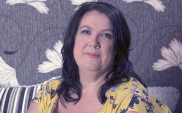 Chỉ sau 2 tuần chat Facebook, một góa phụ ở Anh đã nghĩ đến chuyện sống với người tình ở Ghana và gửi cho anh 1,200 bảng (khoảng 40 triệu đồng).