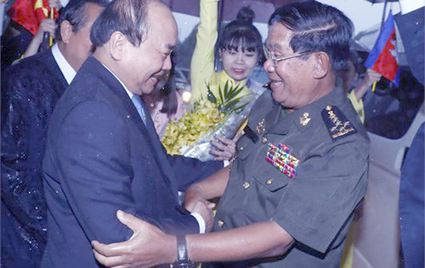 Thủ tướng Chính phủ Nguyễn Xuân Phúc đã chủ trì đón và chào mừng Thủ tướng Chính phủ Vương quốc Campuchia Hun Sen. Thủ tướng Hun Sen bảy tỏ biết ơn vì sự hy sinh mà Việt Nam đã dành cho Campuchia..