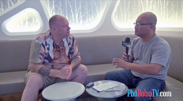 Sinh ra ở Mỹ, chơi với bạn người Việt Nam, học nói tiếng Việt Nam, được bạn giới thiệu cho một người vợ người Việt Nam, sau vài lần về thăm vợ, ổng nói: Nếu xin việc được ở Việt Nam thì tôi sẽ sống ở Việt Nam cùng vợ,...