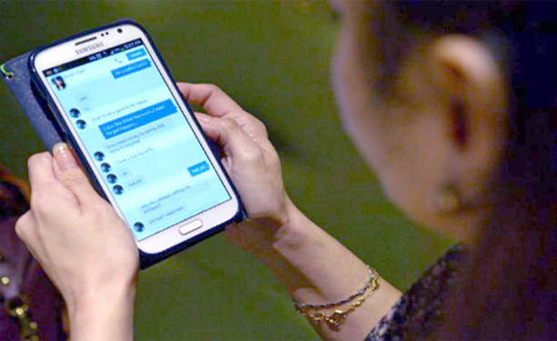 Một bà nội trợ ở Singapore đã giấu chồng con để trò chuyện với người đàn ông lạ trên Facebook, nhưng không ngờ dính phải quả lừa đau đớn.