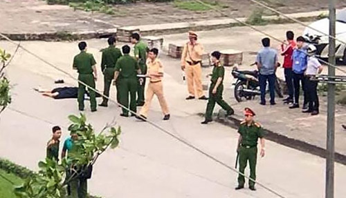 Thấy cô gái có bạn trai mới sau khi chia tay, Nghị tức giận đâm chết chị này bằng kéo.