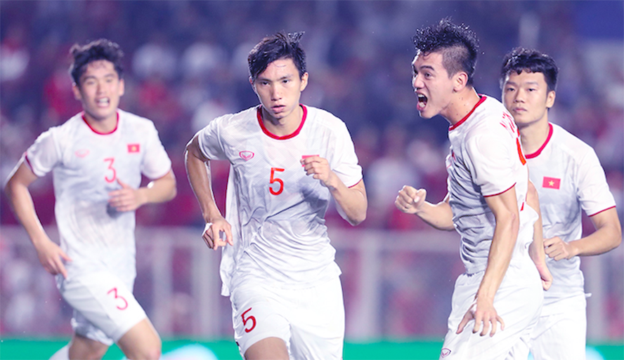 Sau khi về đến sân bay Nội Bài chiều mai 11/12, hai đội tuyển bóng đá sẽ gặp mặt và nhận lời chúc mừng của Thủ tướng Nguyễn Xuân Phúc.