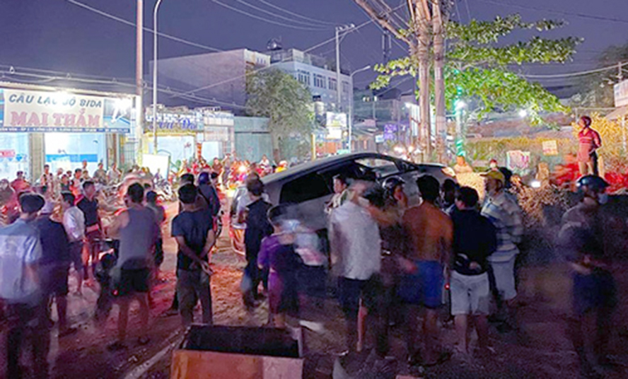 Dương Văn Mến, 29 tuổi, lái ôtô biển số giả chở 15.000 bao thuốc lá ngoại nhập lậu bị cảnh sát truy đuổi, trúng đạn tử vong.