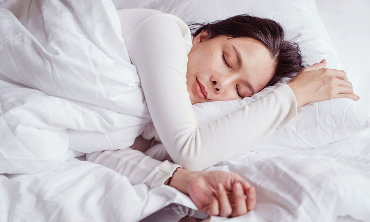 Duy trì lối sống lành mạnh, chăm sóc da đúng cách, khám bác sĩ định kỳ hoặc khi có vấn đề là ba trong 7 thói quen giúp người trẻ giữ da đẹp.