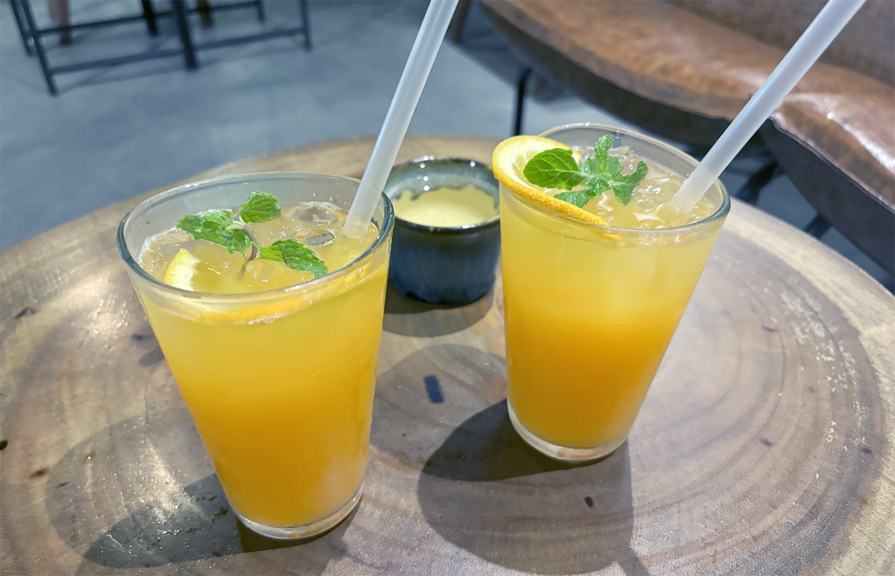 Ăn nhiều rau xanh, củ dền, các loại đậu, uống nước cam cung cấp các chất dinh dưỡng góp phần tăng chức năng gan, đưa men gan trở lại trạng thái cân bằng.
