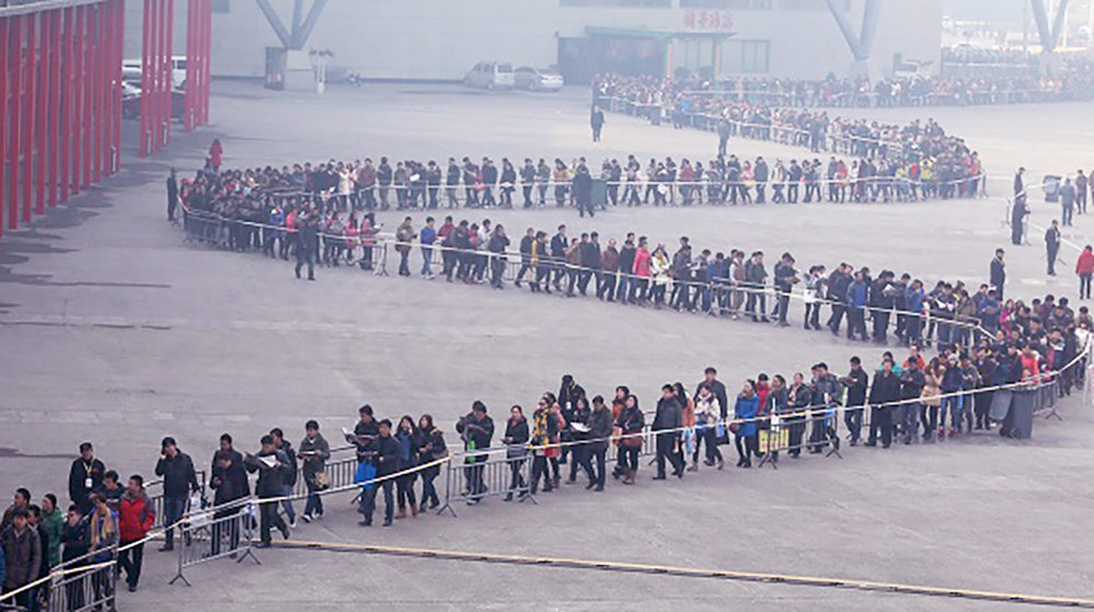 Bạn trẻ này cho biết đã sống ở Việt Nam 4 năm và muốn dành tặng cho người Việt một “ly cà phê ngon, tuy đắng” để “giúp người ta thoát khỏi cơn ngủ gục”.